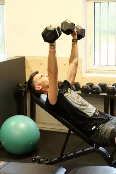 Exercice aux haltères sur banc incliné - coaching sportif Anglet