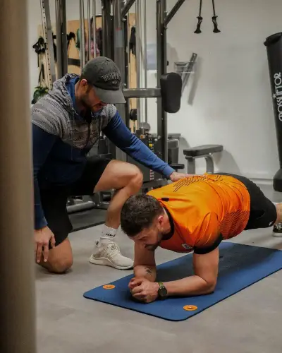 Coach sportif accompagnant un adhérent en gainage - Anglet